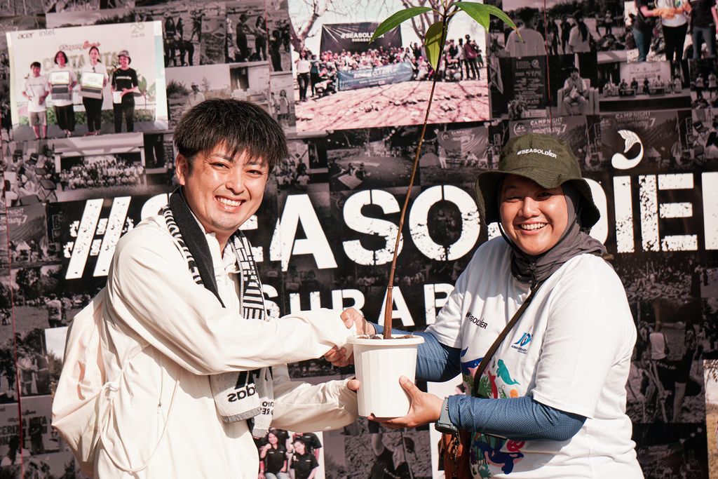RAYAKAN ULANG TAHUN KE-10, AEON INDONESIA TANAM 5.000 BENIH MANGROVE DI SURABAYA