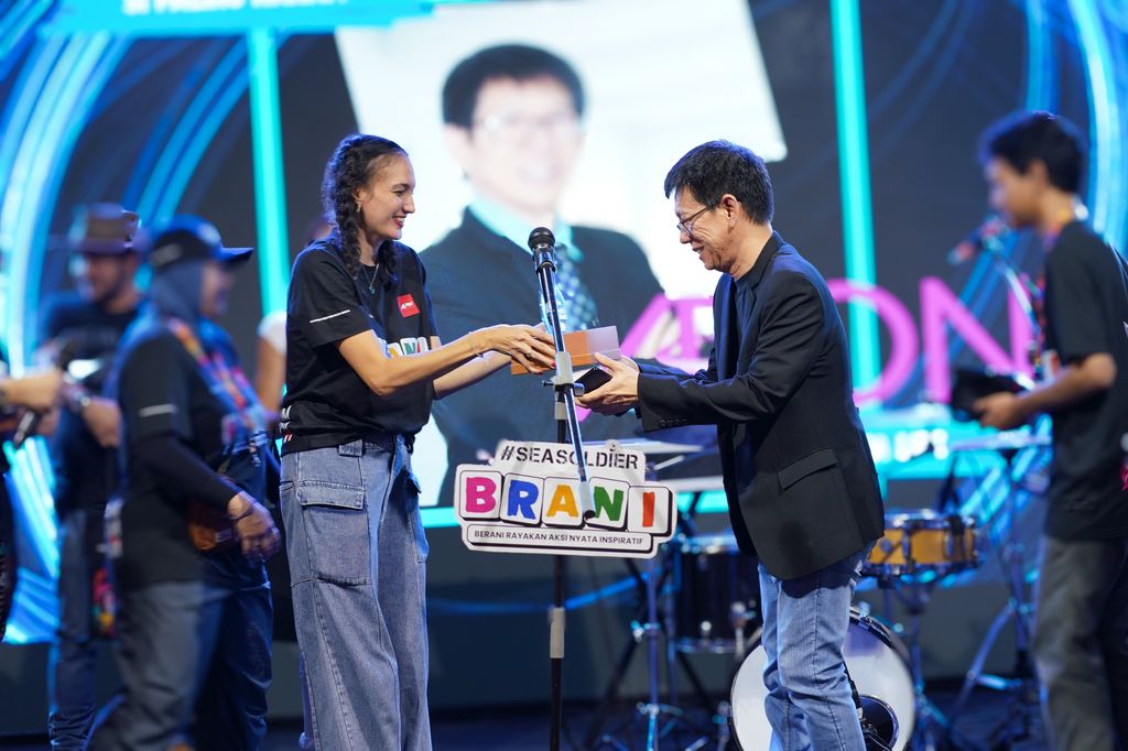 AEON INDONESIA RAIH PENGHARGAAN PERUSAHAAN TERBAIK DALAM PENANAMAN POHON PADA EVENT BRANI SEA SOLDIER