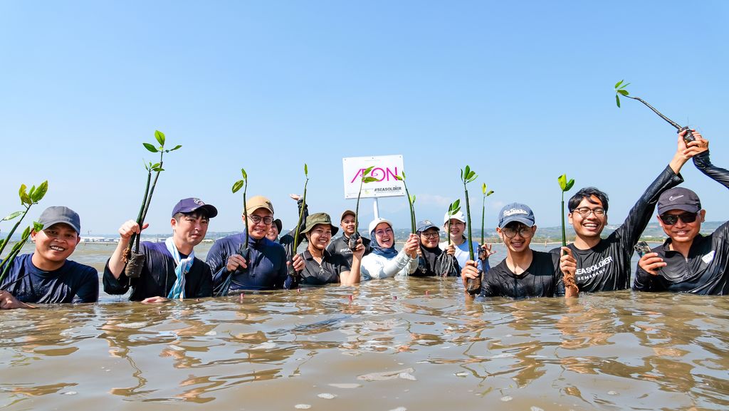 RAYAKAN ULANG TAHUN KE-10, AEON INDONESIA TANAM 5.000 BIBIT MANGROVE DI SEMARANG